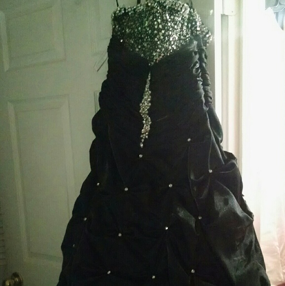 DRESSES! DRESSES! DRESSES! - Picture 3 of 4