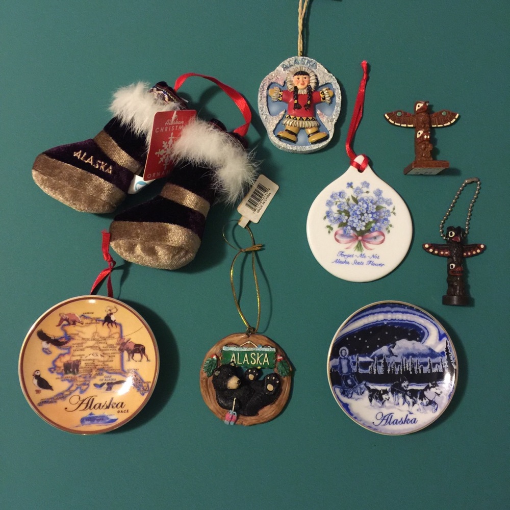 8-piece Alaska Ornament Set