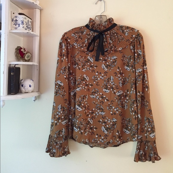 Tops - Gorgeous High-Collar Gold Blouse