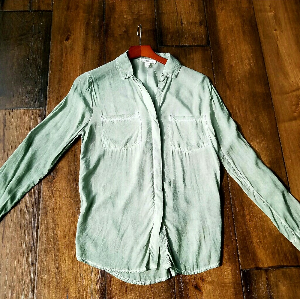 Beach Lunch Lounge light green shirt size small