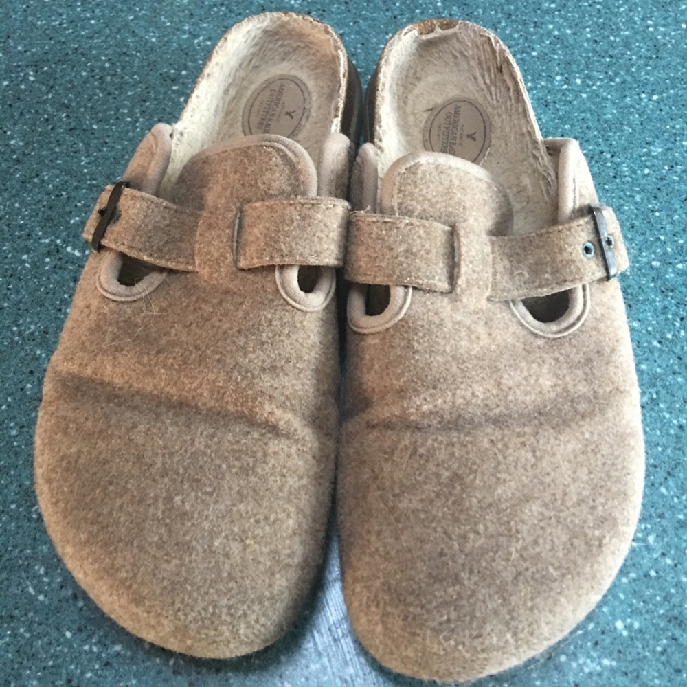 American eagle clogs