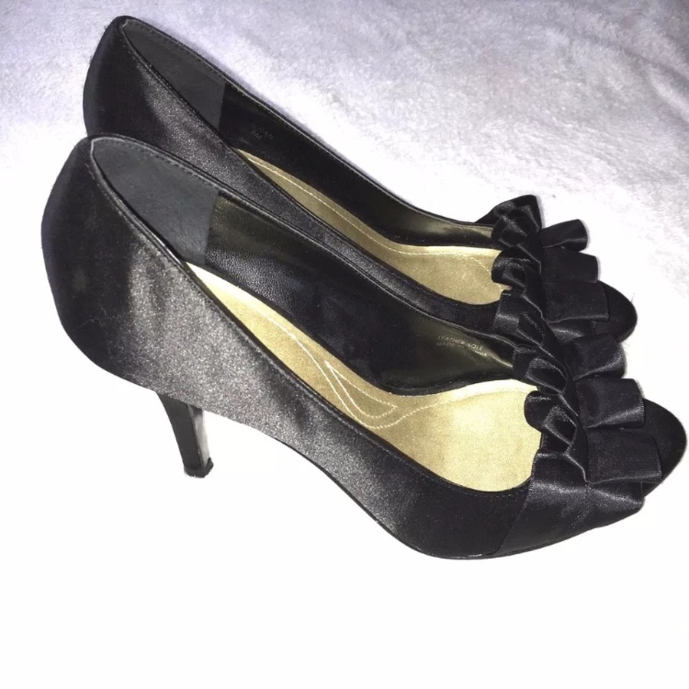 TAHARI shoes open toe, ribbon, black size 9 - Picture 2 of 4