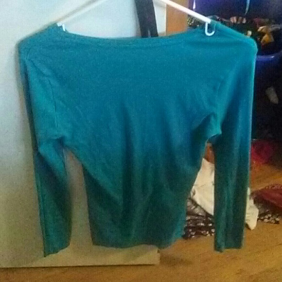 I am sell a shirt. - Picture 2 of 3