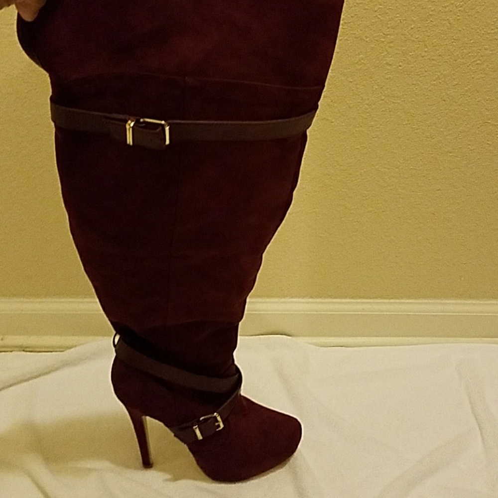 Head turning burgunby knee boots