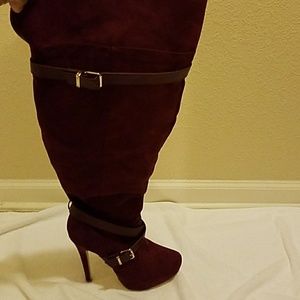 Head turning burgunby knee boots