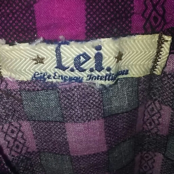 I am selling a dressy shirt - Picture 3 of 4