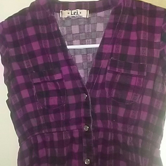 I am selling a dressy shirt - Picture 4 of 4