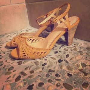 🌸 Restricted- Size 8 - Heels. Neutral color