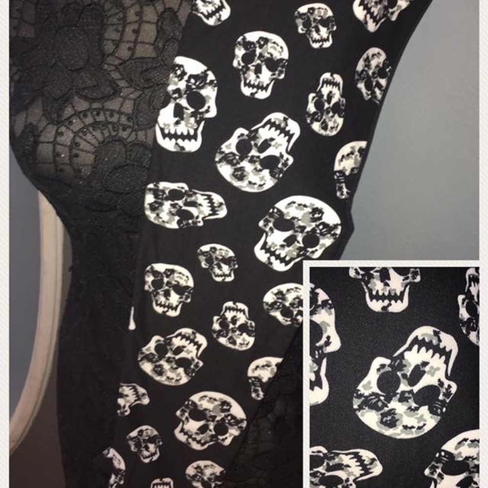 “Tis the season for skulls💀 🖤SOLD🖤