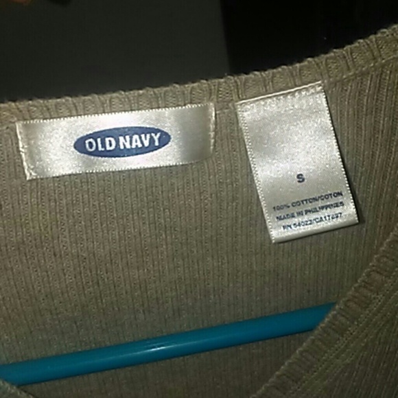 I am selling a sweater. - Picture 3 of 4