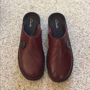 Clarks maroon/red leather clogs