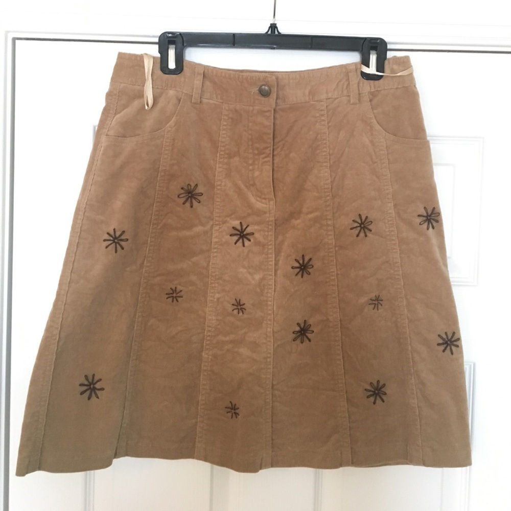 Corduroy skirt w/ flower embroidery