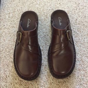 Clarks brown leather clogs