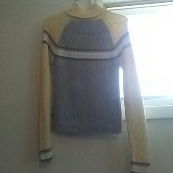 I am selling a sweater - Picture 2 of 4
