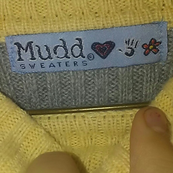 I am selling a sweater - Picture 3 of 4