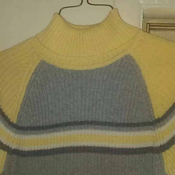 I am selling a sweater - Picture 4 of 4