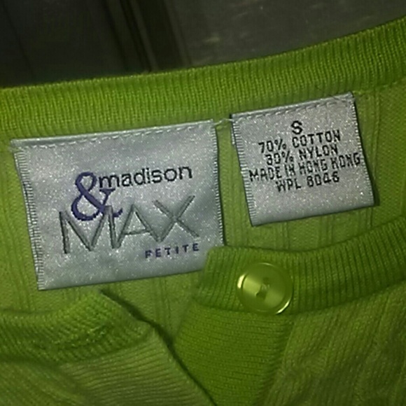 I am selling a sweater. - Picture 3 of 4