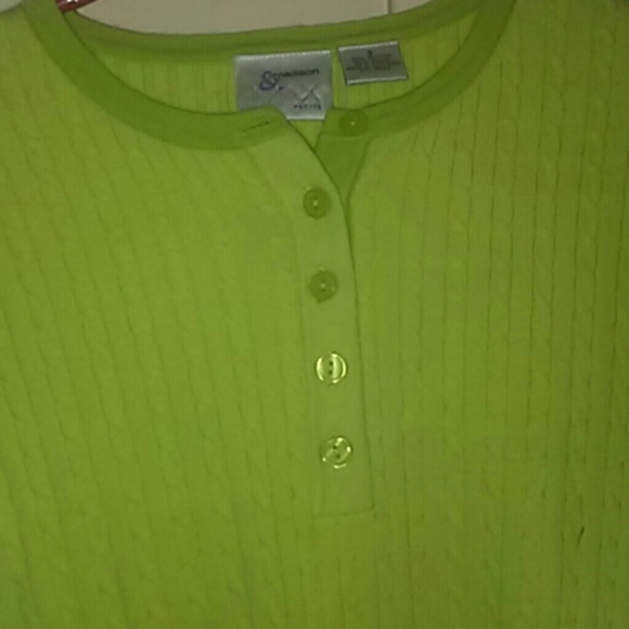 I am selling a sweater. - Picture 4 of 4