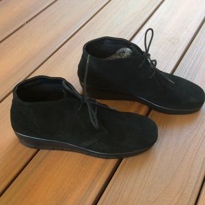 Aerosoles Black 8 1/2 bootie low heel like new