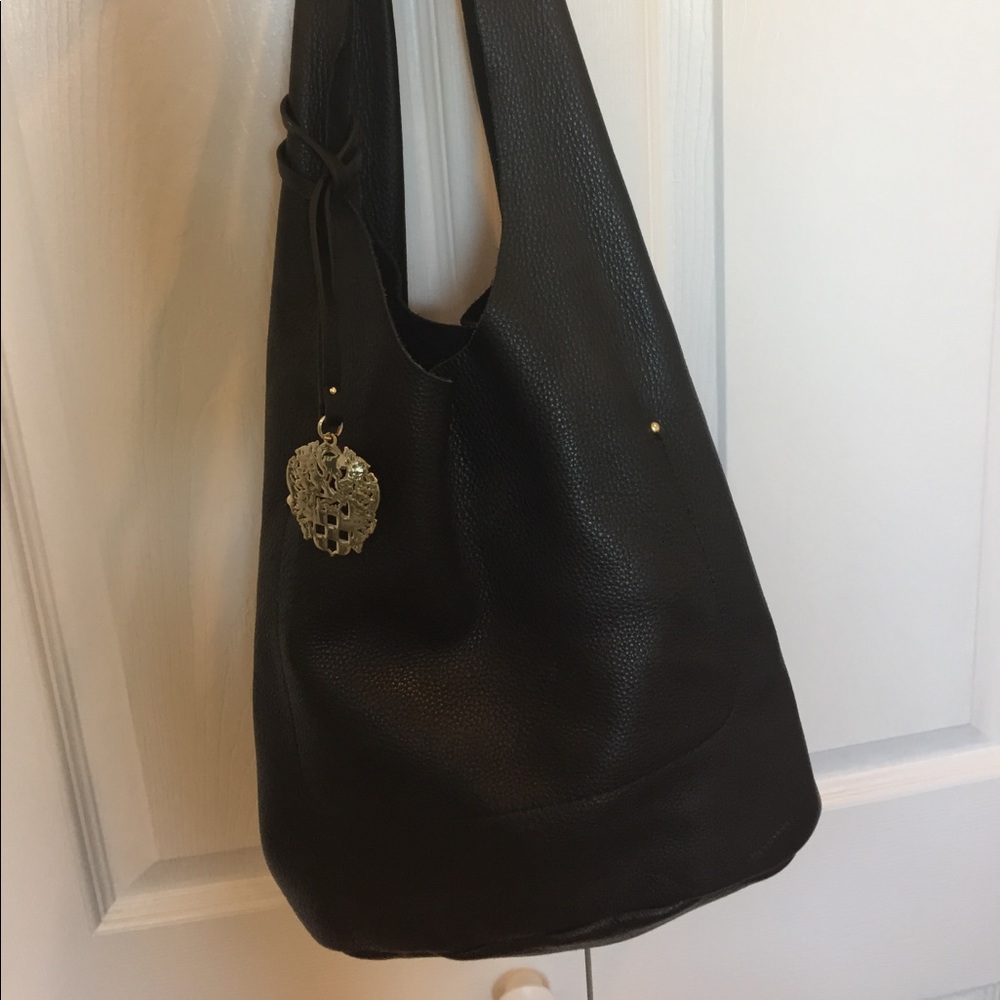VINCE CAMUTO super cute and practical black bag!