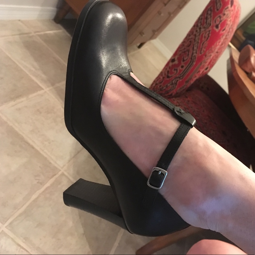Size 6.5 T Strap hills by Nine West. 3" heel