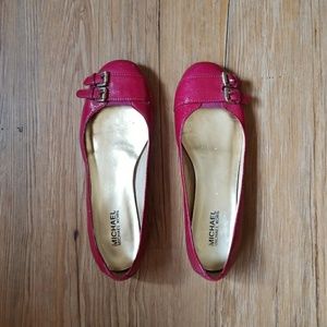 💥SALE💥💥Michael Kors Pink Flats w Gold buckles