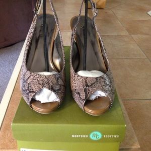 New Mootsie Tootsies Sz 10 snake skin print heels