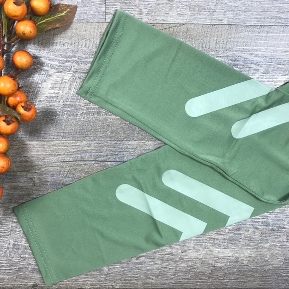 Green Fitness Leggings - Picture 5 of 7