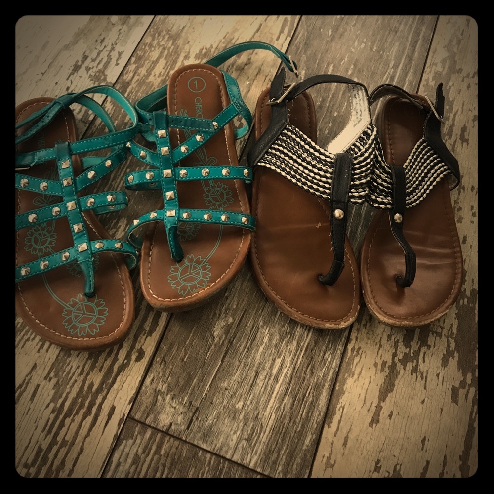 2 little girls sandals who like variety