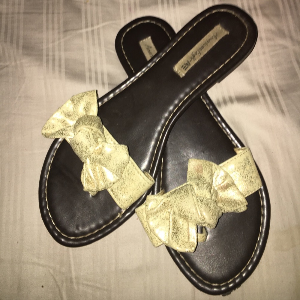 Gold bow flip-flops
