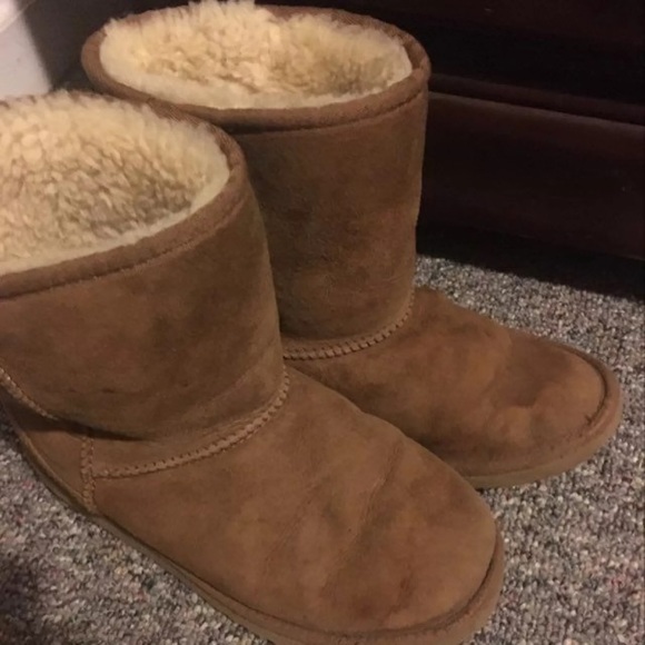 Beat up uggs - Picture 1 of 3