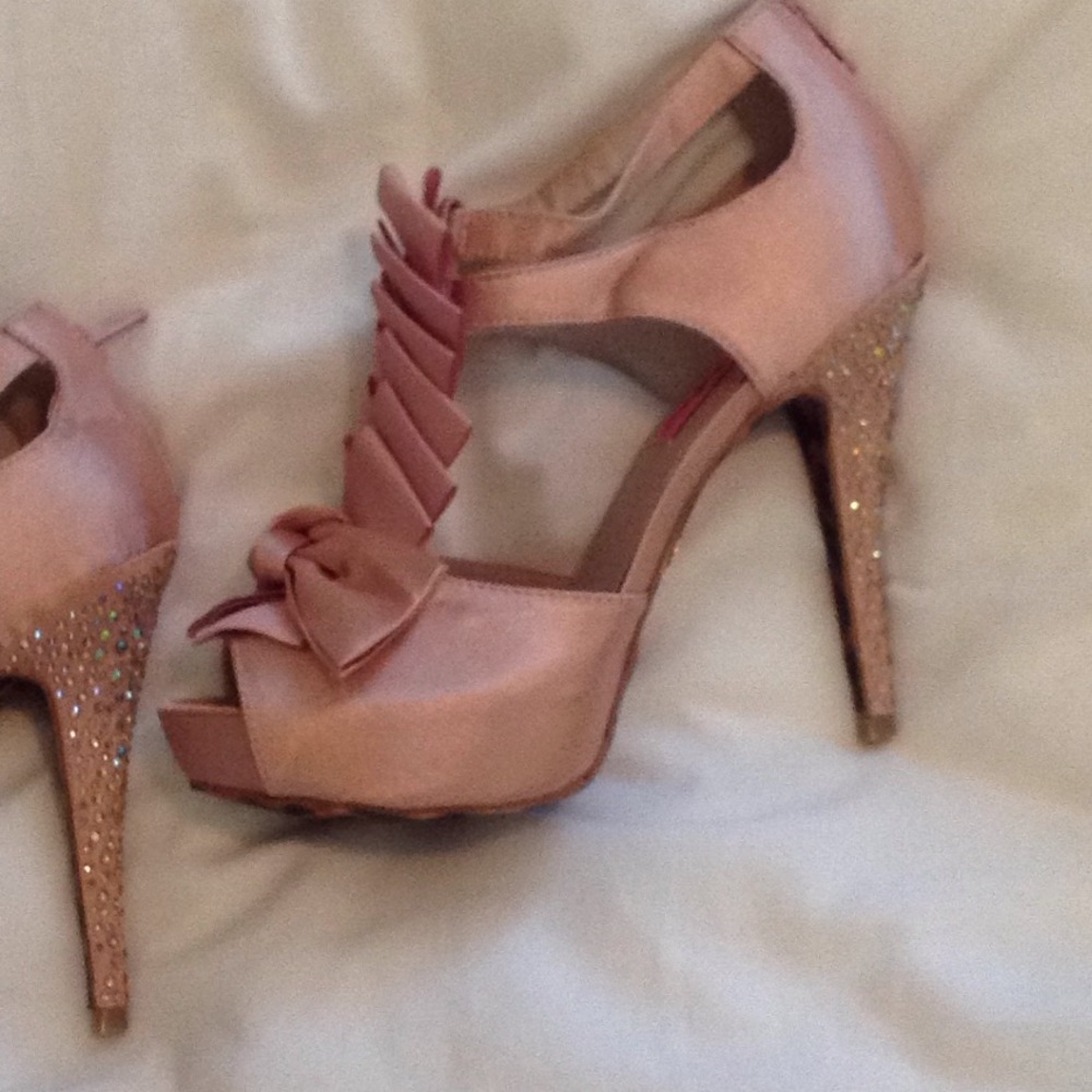 Betsey Johnson pink glitter bow heels size 8