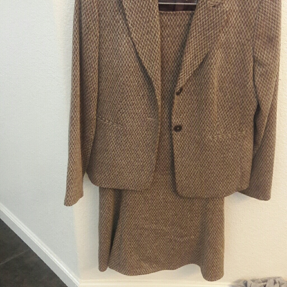 Skirt suit