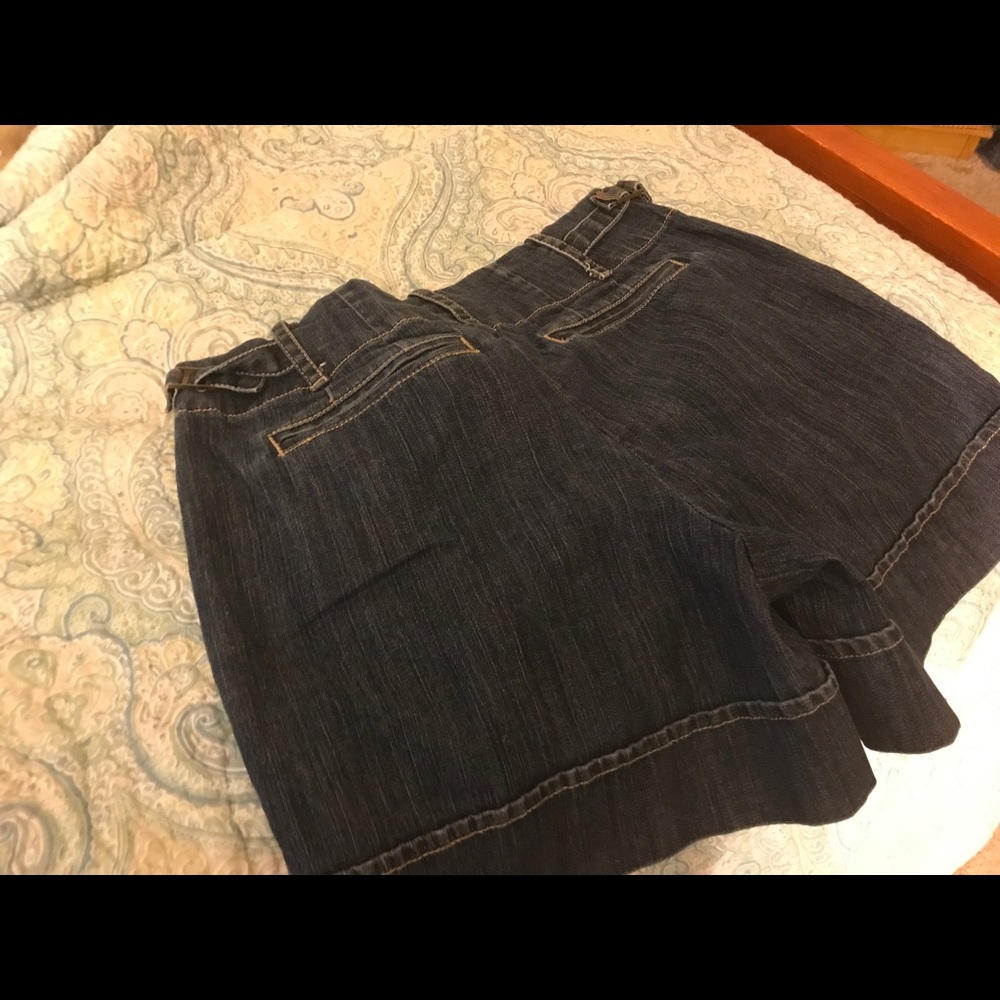 Madison Shorts - Picture 3 of 3