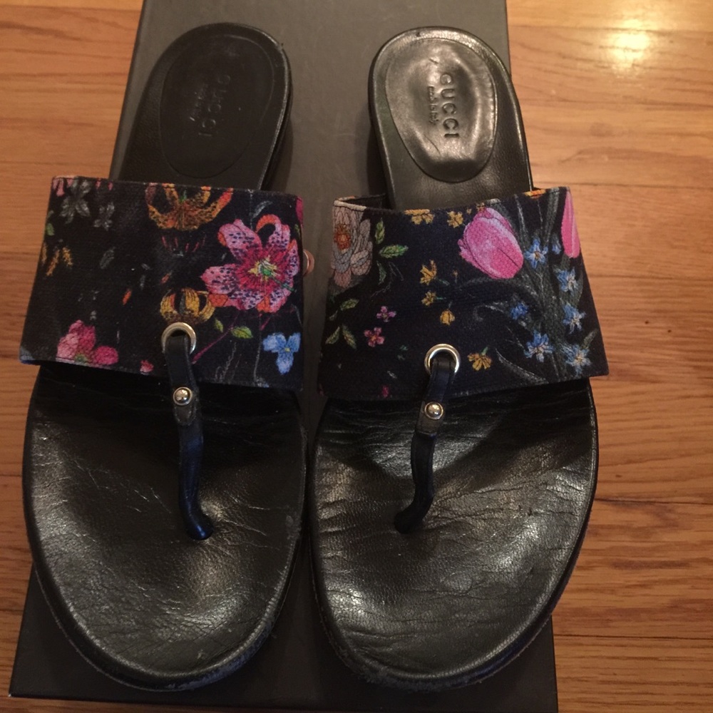 Gucci flora canvas sandals size 7