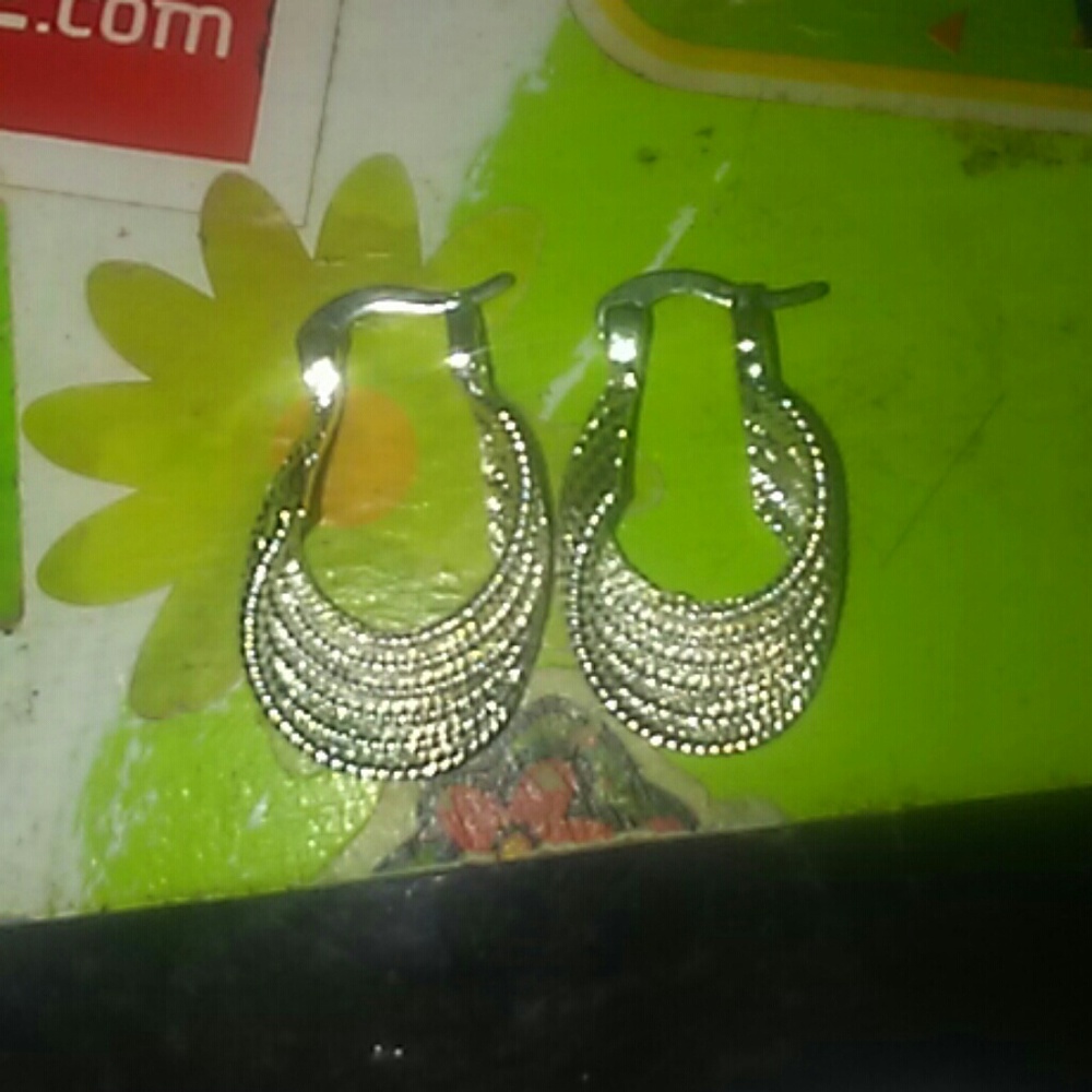 I am selling some earings