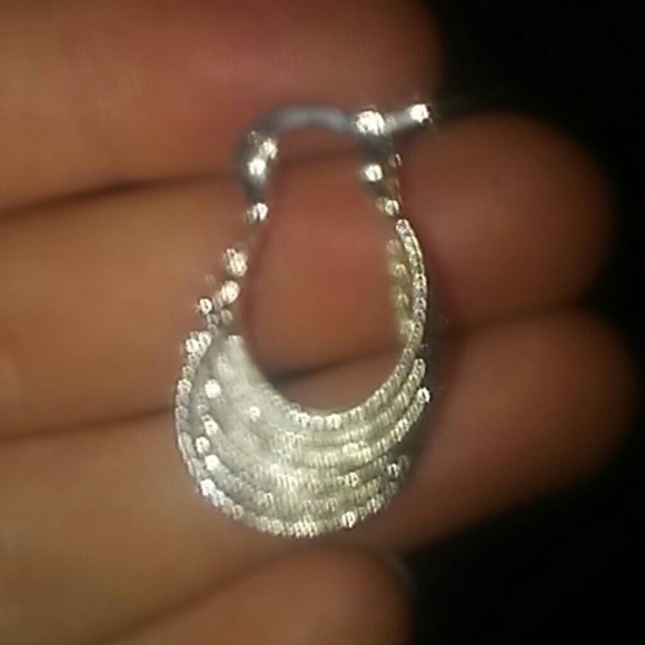 I am selling some earings - Picture 2 of 2