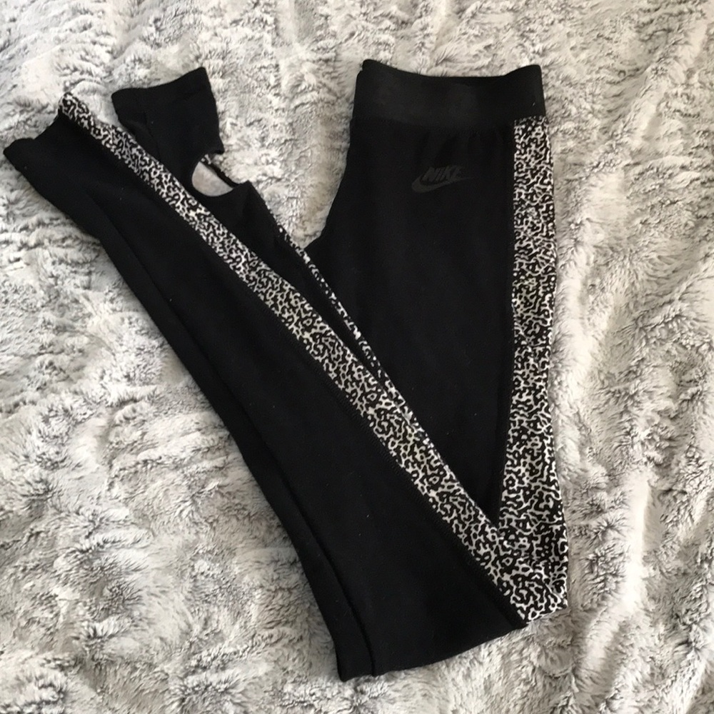 ***NIKE BLACK AND WHITE STIRUP LEGGING***