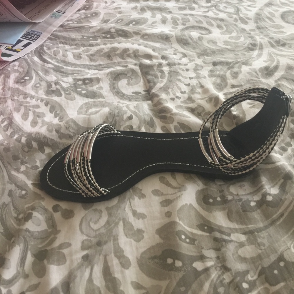 Super cute Tory Butch sandals