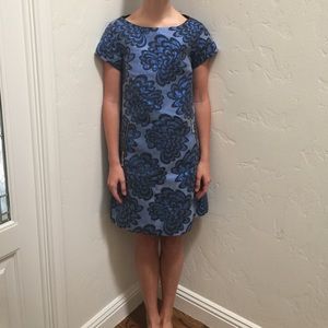 It's a chic floral print dress