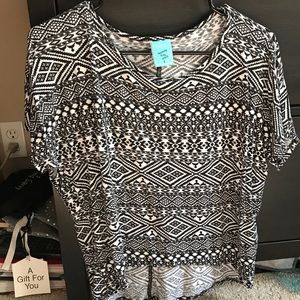 Patterned hi-lo cropped tee