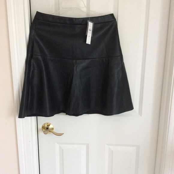 Ann Taylor faux leather flounce skirt. - Picture 5 of 5