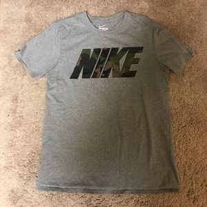 👻 Nike Camo Graphic Athletic Cut Tee Size Medium