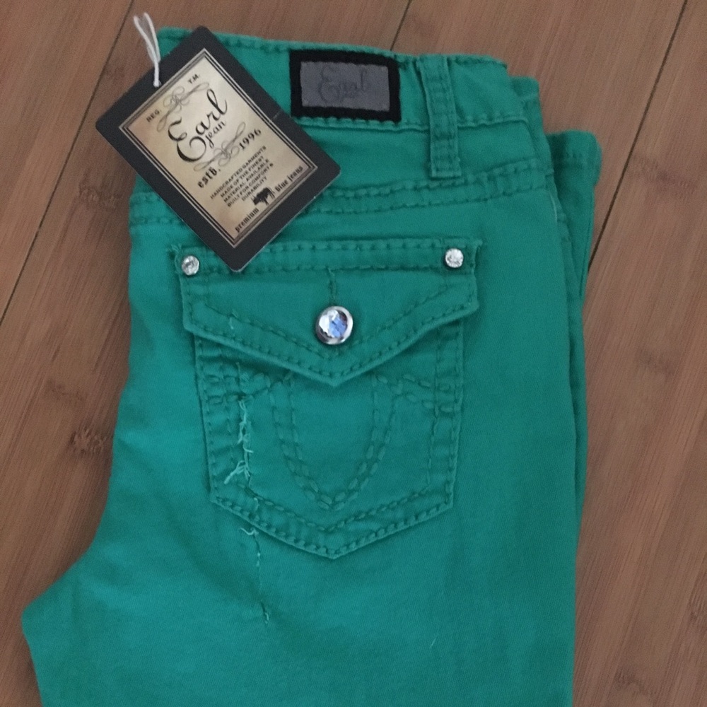 Earl Capris. Vibrant green. Size 2P