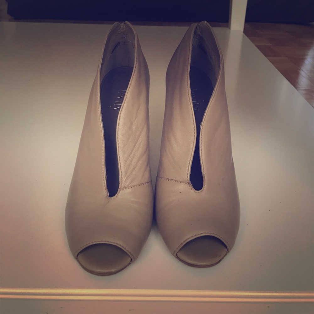 SOLD*Levity "Katie" shoes size 6 ***SOLD****
