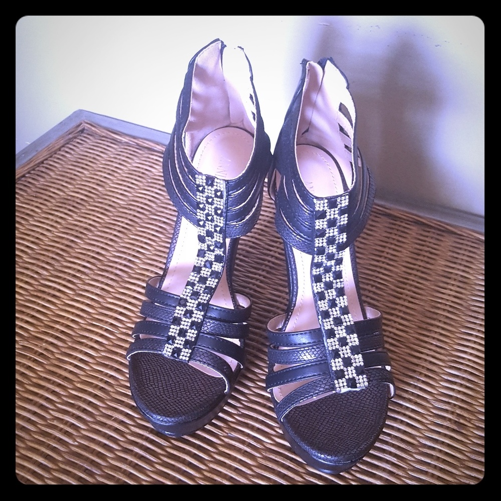 MAKE AN OFFER 💣 Cute Black wedges