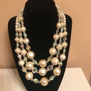 Pearl style necklace full of shimmer