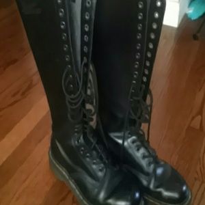Dr. Marten 20 eye boot