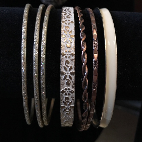 Chocker with coordinating bangles - Picture 3 of 3