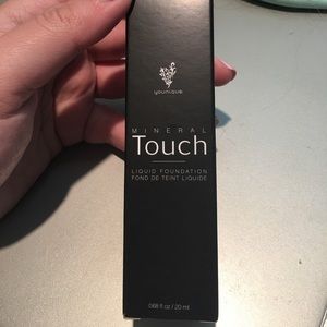 Younique velour foundation liquid nwt